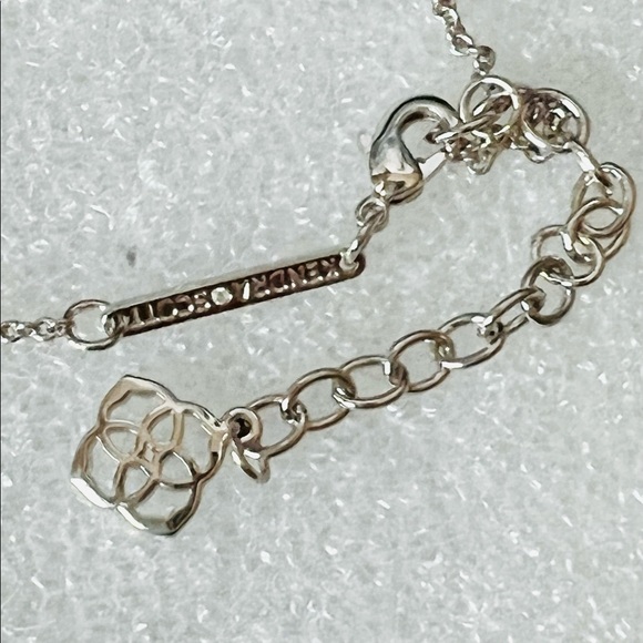 Kendra Scott Elisa Dichroic Glass pendant necklace in silver color - Picture 5 of 6